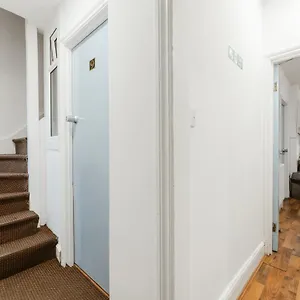 Guest house Upton Park Bedrooms 25 Min To, London